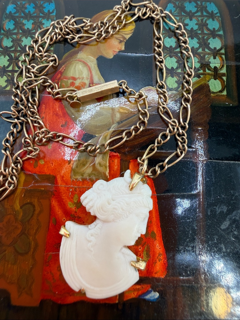Vintage 14K Gold Carved Cameo Necklace Figaro Chain 13.5”